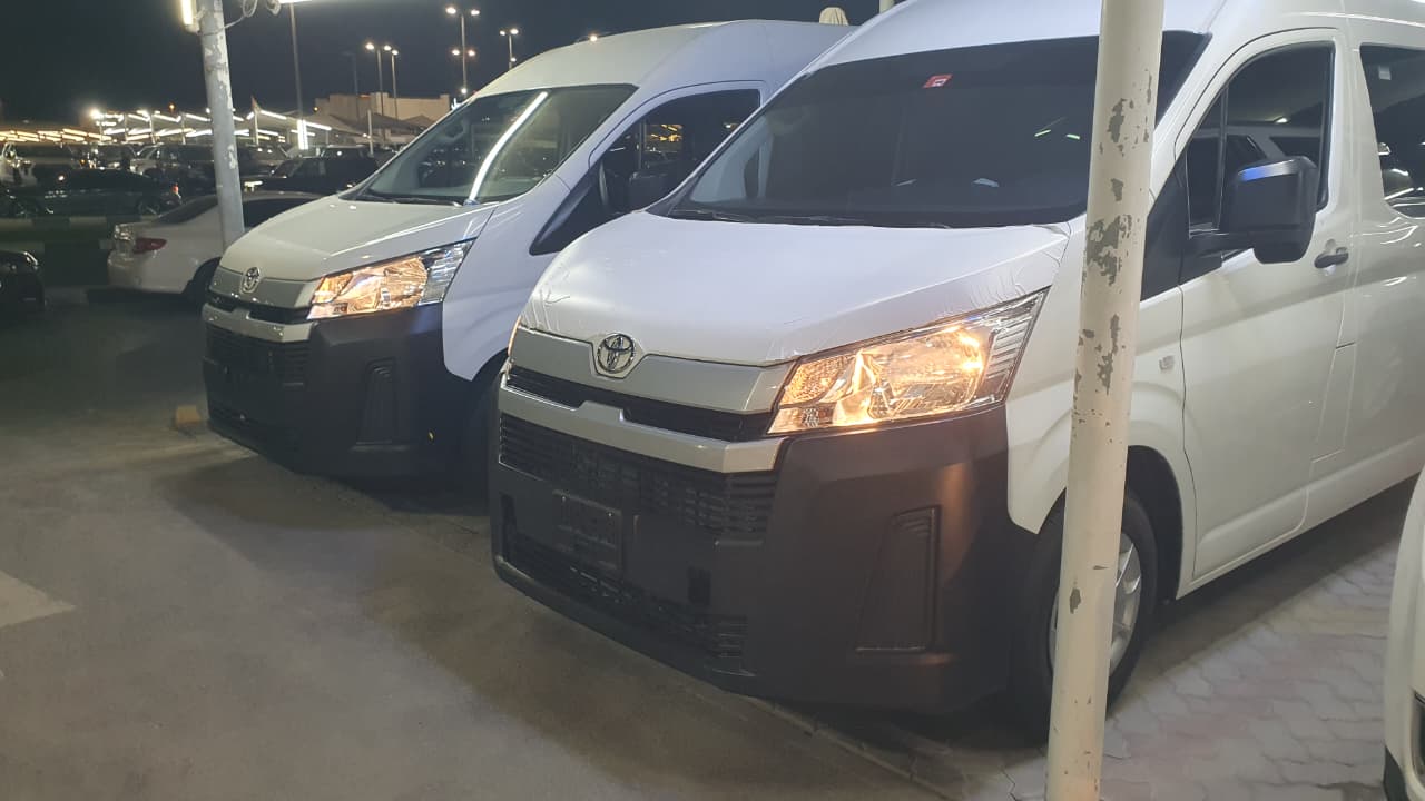 白色的 丰田 海狮13座客车3.5L 2022